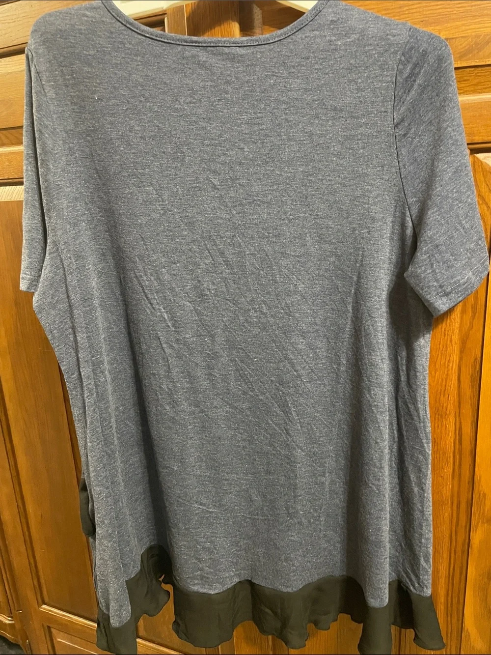 BloomChic Heather Gray/Blue Short Sleeve Black Ruffle-Hem Top, NWT Sz. 12 nice